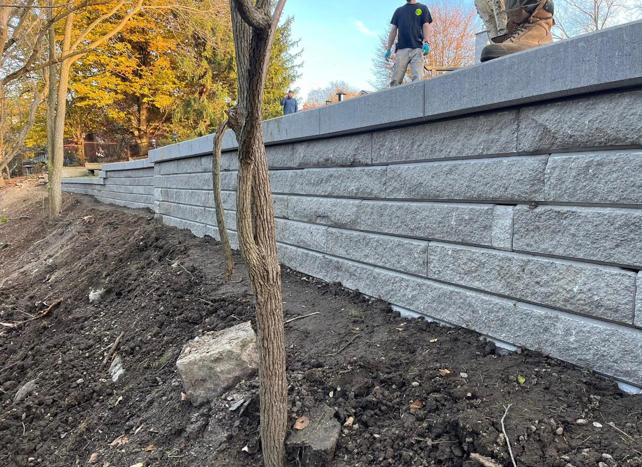 Granite retaining wall by Leeonitis